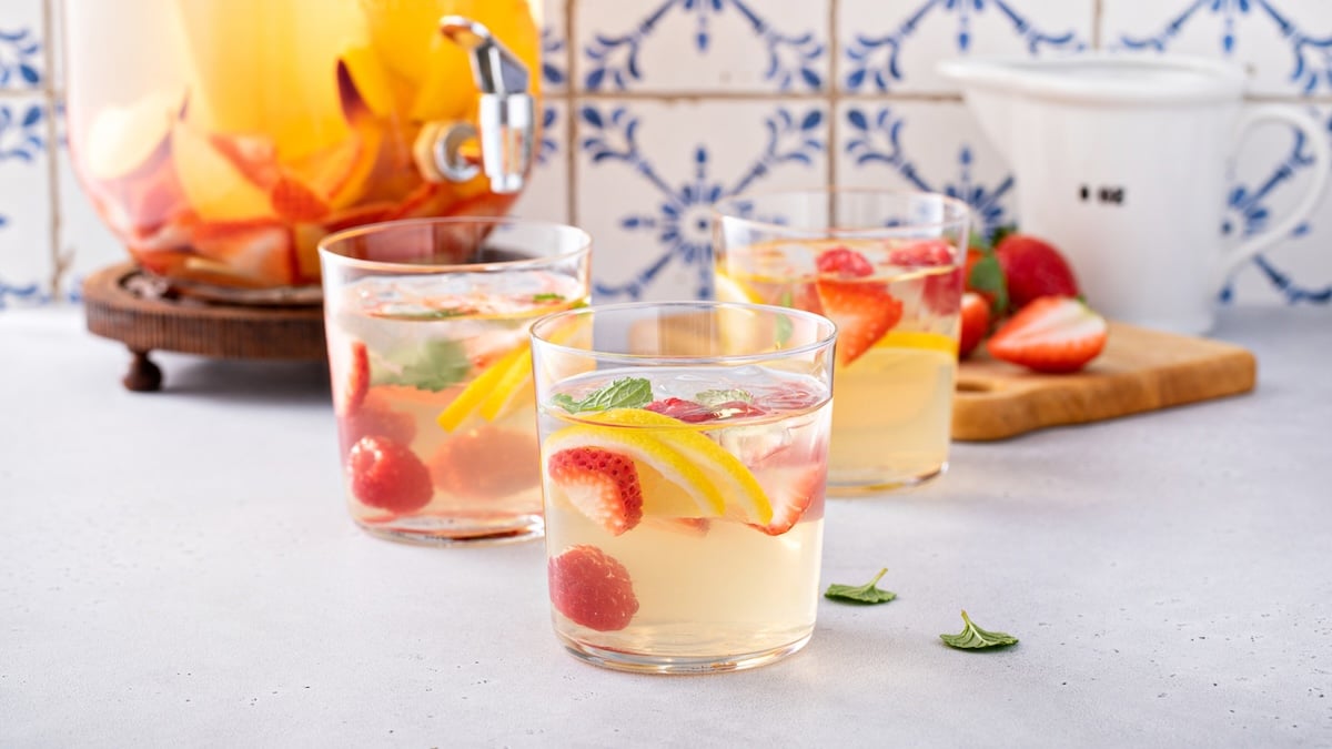 Sangria blanche aux pêches et basilic